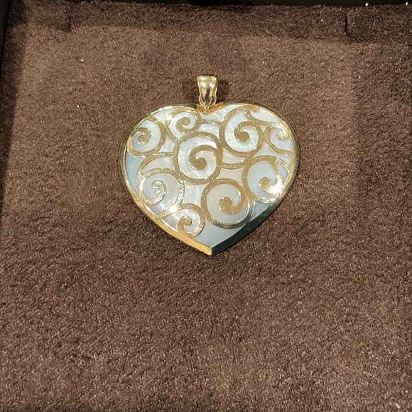 Large Heart Pendant 14 Karat Yellow Gold Mother of Pearl - Picture 2 of 4